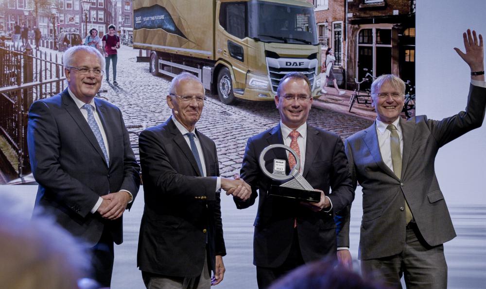 Diretoria mundial da DAF recebendo o prêmio