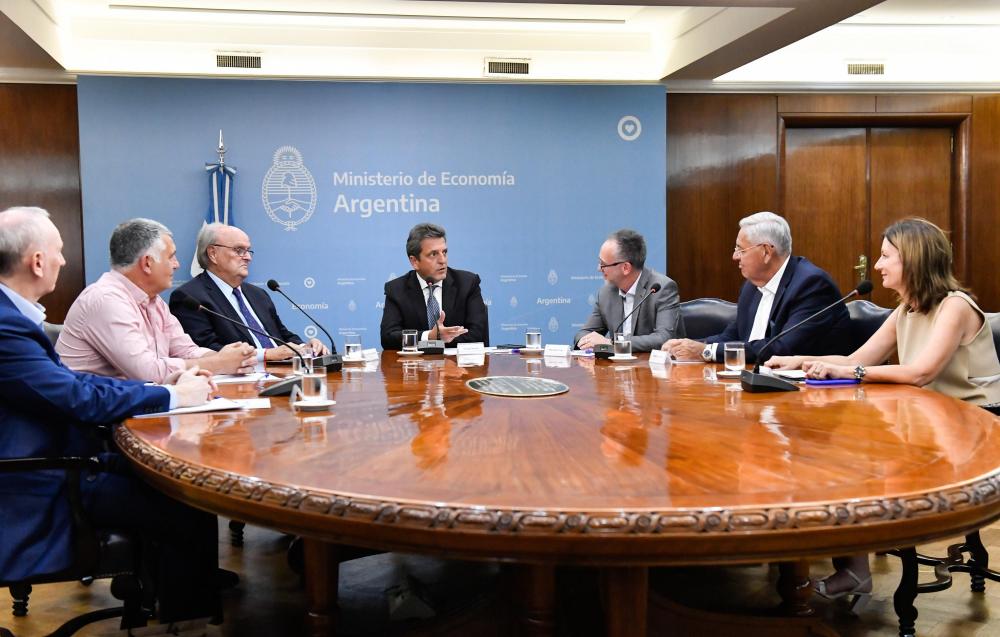 Sergio Massa, ministro da Economia da Nação, e a José Ignacio de Mendiguren, secretário de Indústria e Desenvolvimento Produtivo, por Roberto Cortes, presidente e CEO da Volkswagen Caminhões e Ônibus, e Marcellus Puig, presidente e CEO do Grupo VW Argenti